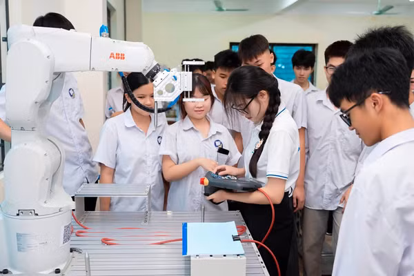 Học sinh các trường THPT được trải nghiệm các trang thiết bị hiện đại tại Trường Đại học Kỹ thuật Công nghiệp - ĐH Thái Nguyên.