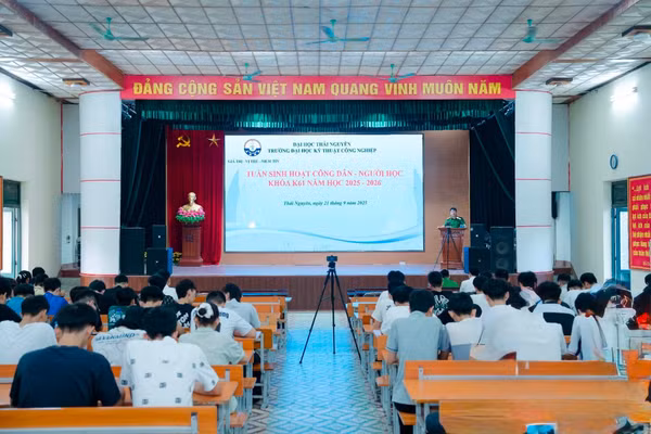 Sinh viên Trường Đại học Kỹ thuật Công nghiệp - ĐH Thái Nguyên tham gia học tập sinh hoạt đầu khóa.