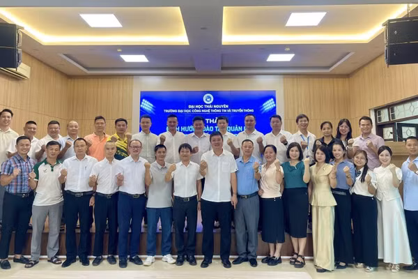 Các đại biểu tham gia chương trình.