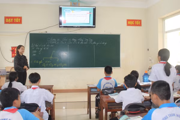 Giáo viên ứng dụng công nghệ số trong giảng dạy môn Toán tại Trường THCS Trại Cau (Thái Nguyên).