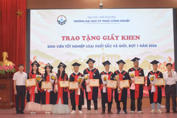 Trường Đại học Kỹ thuật công nghiệp - ĐH Thái Nguyên khen thưởng cho sinh viên giỏi và xuất sắc.