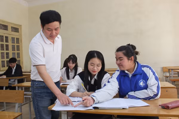 Sinh viên Nguyễn Phương Thanh và Dương Thị Thuý Huyền hiện đang theo học tại Khoa Toán – Tin, trường Đại học Khoa học (Đại học Thái Nguyên).