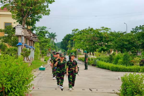 Các em học sinh tham gia nội dung "Chiến sĩ hành quân".