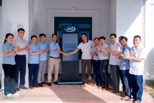 TNUT tiếp nhận KIOSK thông minh do Công ty Cơ điện tử ASO trao tặng. 