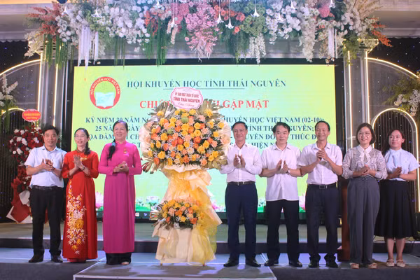 UB MTTQ Việt Nam tỉnh Thái Nguyên tặng hoa chúc mừng.
