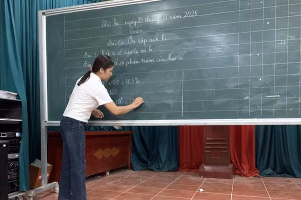Cô giáo Hoàng Thị Bích Huệ, giáo viên Trường Tiểu học Cúc Đường, xã La Hiên, tỉnh Thái Nguyên trực tiếp dạy lớp xoá mù chữ.