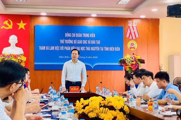 Thứ trưởng Bộ Giáo dục và Đào tạo Đoàn Trung Kiên làm Trưởng đoàn, đến thăm và làm việc tại Phân hiệu Đại học Thái Nguyên tại tỉnh Điện Biên.
