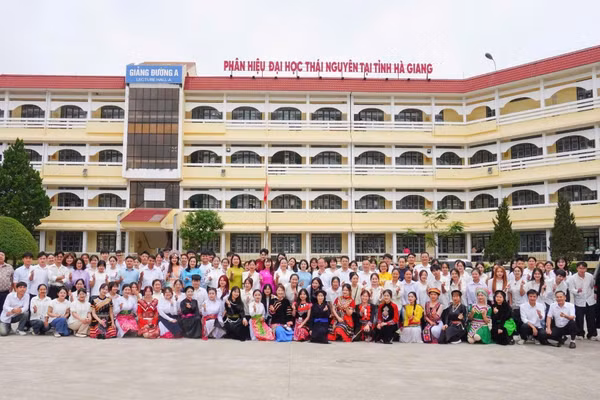 Giảng viên, sinh viên Phân hiệu Đại học Thái Nguyên tại Hà Giang.