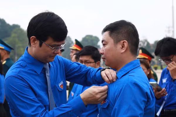 Thầy Vũ Hoài Sơn (bên phải ảnh) nhận huy hiệu Thanh niên tiên tiến làm theo lời Bác.