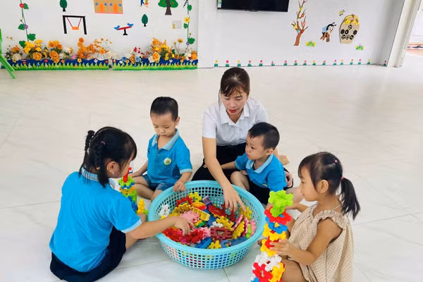 Không chỉ dừng lại ở việc xây dựng cơ sở vật chất đạt chuẩn, chất lượng giáo dục toàn diện tại hai địa phương cũng được chú trọng.