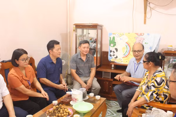 Đoàn công tác Đại học Thái Nguyên thăm hỏi gia đình chính sách.