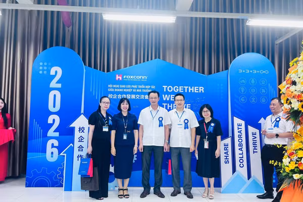 Lãnh đạo Trường Đại học Kỹ thuật Công nghiệp tham dự Hội nghị tại Tập đoàn KHKT Hồng Hải (Foxconn).