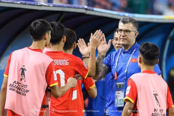 HLV Roland giúp U17 Việt Nam vào bán kết U17 Đông Nam Á.