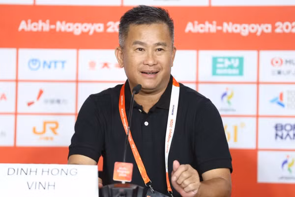 HLV Đinh Hồng Vinh hài lòng với trận thắng U23 Philippines. Ảnh: Hoàng Hồ.