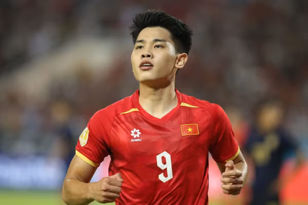 Đình Bắc lập cú đúp bàn thắng vào lưới Campuchia tuyển Việt Nam vào bán kết ASEAN Cup 2026.