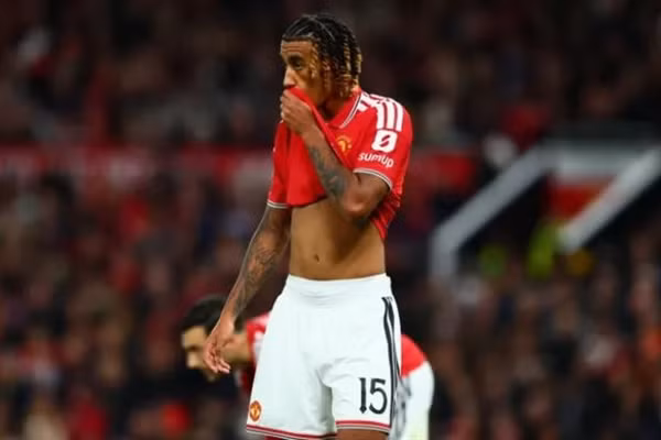 Leny Yoro nguy cơ sớm rời Man United.