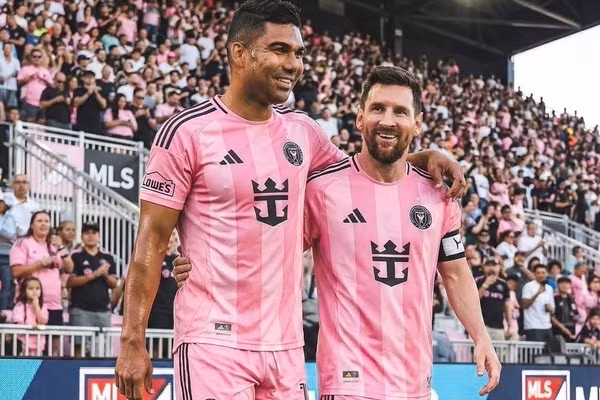 Chia tay Man United, tiền vệ Brazil trở thành đồng đội Messi?