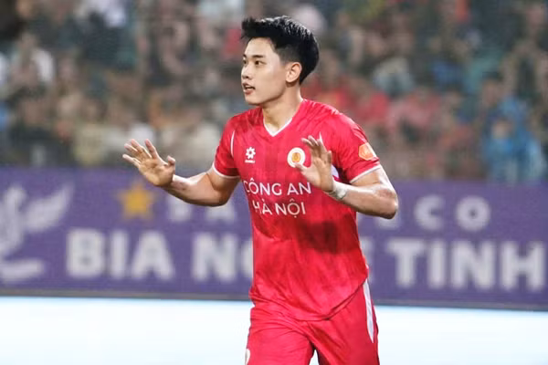 Đình Bắc ghi hat-trick bàn thắng vào lưới Sông Lam Nghệ An ở vòng 20 V-League. Ảnh: Công an Hà Nội FC.