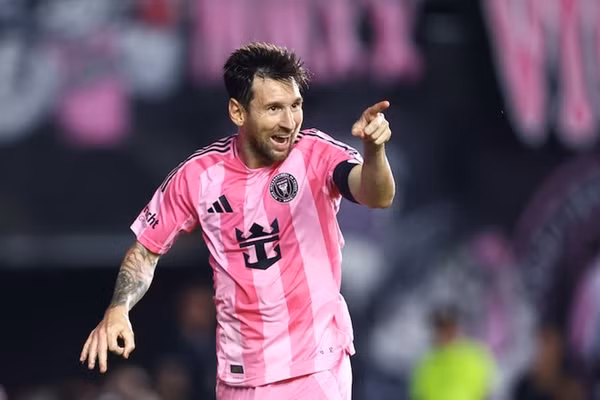 Rời Man United, tuyển thủ Brazil làm đồng đội của Messi?
