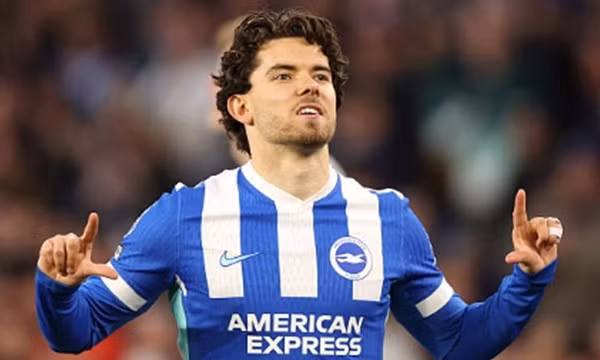 Ferdi Kadioglu lọt tầm ngắm của Man United.