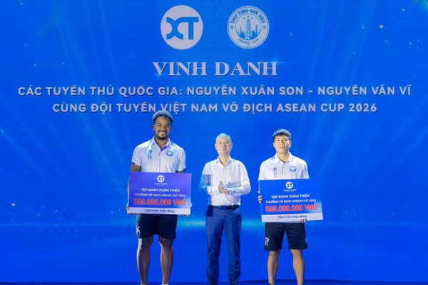 Xuân Son, Văn Vỹ nhận thưởng từ Tập đoàn Xuân Thiện. Ảnh: CLB Thép Xanh Nam Định.