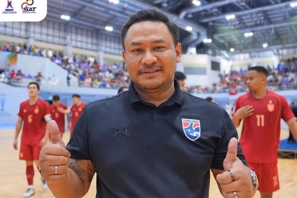 HLV Rakpol Sainetngam giúp futsal Thái Lan vô địch giải Đông Nam Á 2026. Ảnh: FAT.