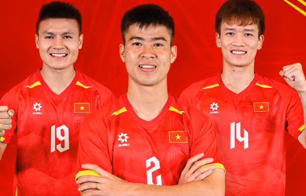 Quang Hải ‘vượt mặt’ Quả bóng vàng Hoàng Đức