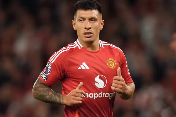 Lisandro Martinez của MU lọt tầm ngắm của Barca.