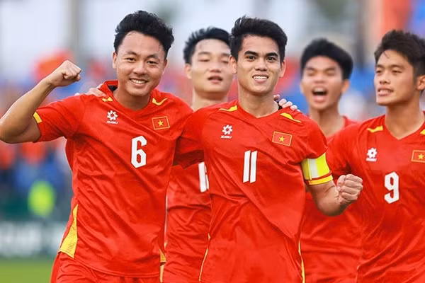 Sao U23 Việt Nam sánh ngang đàn anh Công Phượng