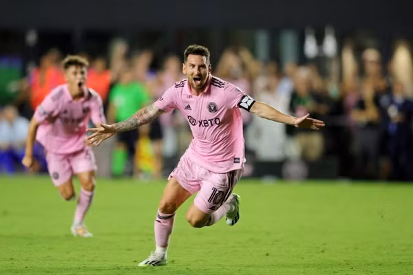 Messi khiến hàng xóm đổi đời