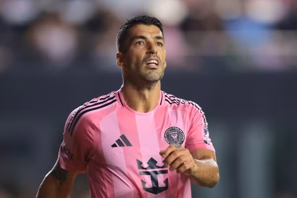Tiền đạo Luis Suarez nhận tin sốc 