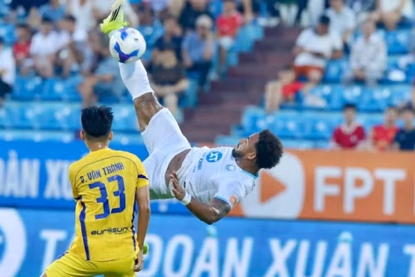 Nguyễn Xuân Son ghi bàn thắng đẹp nhất vòng 25 V-League 