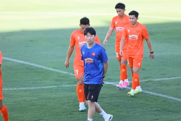HLV Kim Do Heon chia tay tuyển Việt Nam sau ít tháng gắn bó.