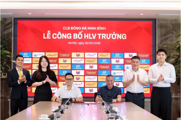 HLV Chu Đình Nghiêm ký hợp đồng dài hạn với CLB Ninh Bình. Ảnh: CLB Ninh Bình.