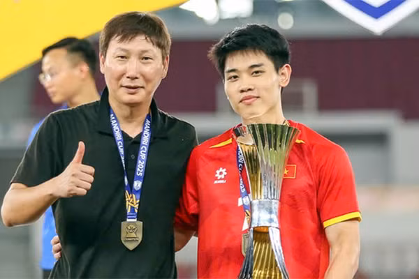 HLV Kim Sang-sik quyết định quan trọng về Đình Bắc?