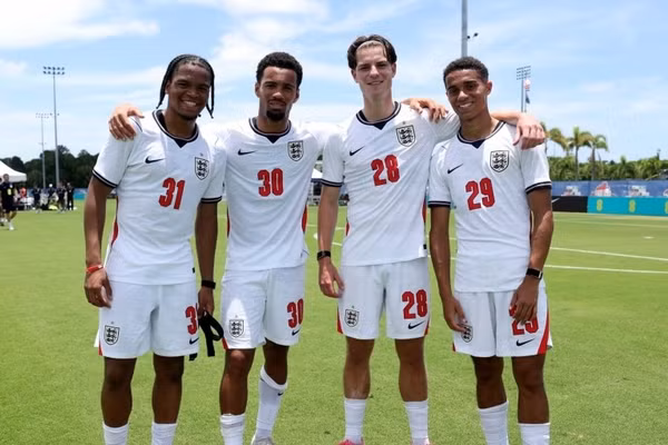 Alex Scott, Ethan Nwaneri, Rio Ngumoha và Josh King chia tay đội tuyển Anh trước trận gặp Croatia. Ảnh: FA.