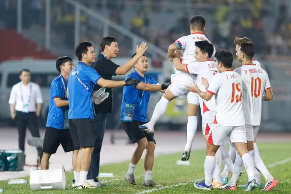 Tuyển Việt Nam sáng cửa vào chung kết ASEAN Cup sau trận thắng Malaysia..