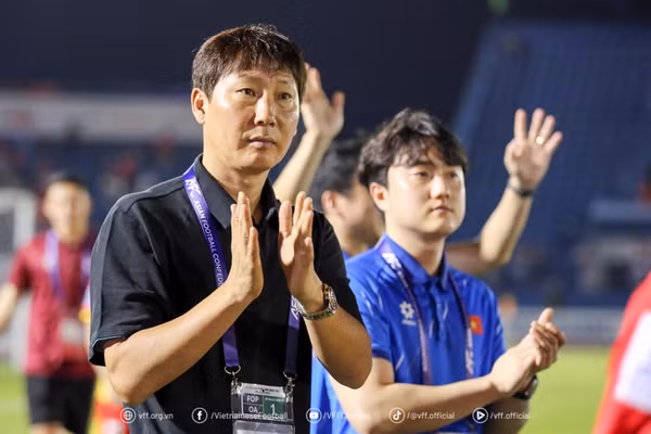 HLV Kim Sang-sik và tuyển Việt Nam bỗng sáng cửa đi tiếp ở vòng loại Asian Cup.