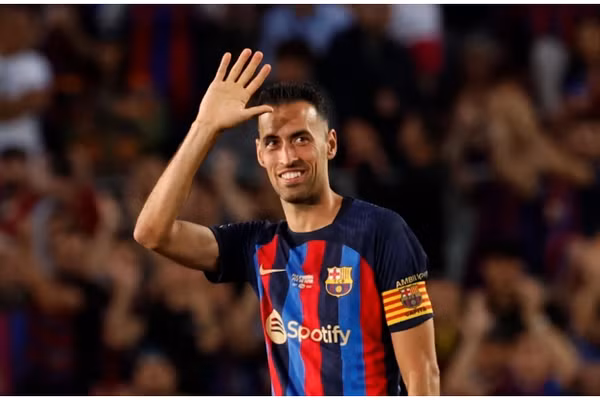 Sergio Busquets làm trò trợ lý HLV Barça Atlètic.