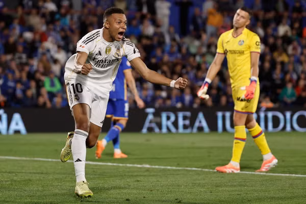 Kylian Mbappe nhận 60,9 triệu euro từ PSG.