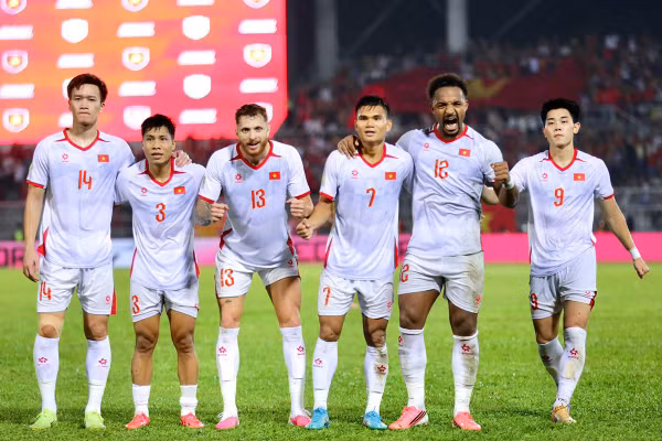 Tuyển Việt Nam nhận thưởng 1,5tỷ đồng từ VFF sau trận thắng Malaysia. Ảnh: VFF.
