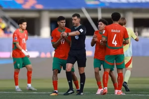 FIFA thử nghiệm thẻ xanh trong bóng đá.