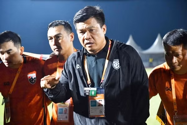 HLV U19 Thái Lan hài lòng với chiến thắng của các học trò trước U19 Malaysia. Ảnh: FAT.