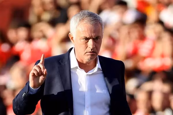 HLV Mourinho đánh giá cao tài năng của Messi.