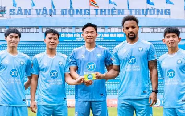 Thủ môn Nguyên Mạnh làm đội trưởng của CLB Thép Xanh Nam Định. Ảnh: Nam Định.