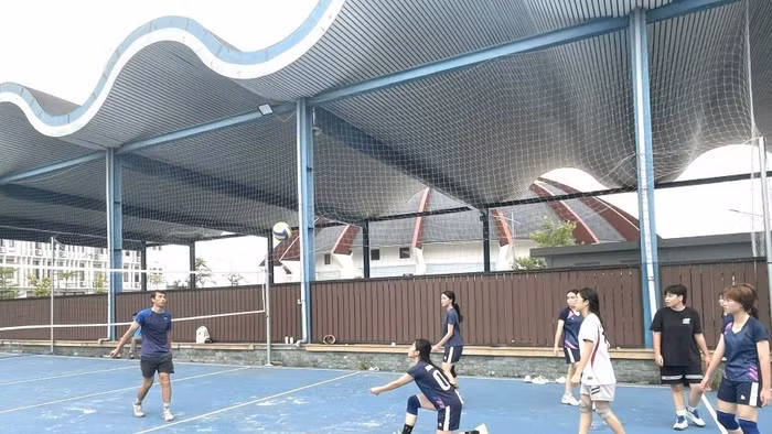 Các VĐV đội tuyển Bóng chuyền nữ Trường THPT Chuyên Hùng Vương hăng say tập luyện chiều 7/7.