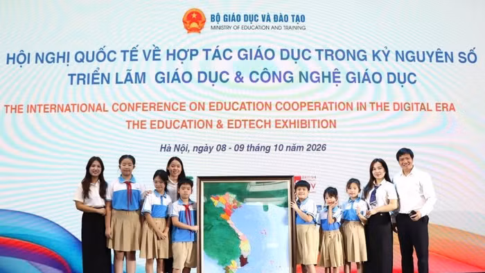 Thầy và trò Trường Tiểu học Vĩnh Yên giới thiệu sản phẩm STEM mô hình bản đồ Việt Nam 3D làm từ bột nặn tại Triển lãm Giáo dục và Công nghệ giáo dục.