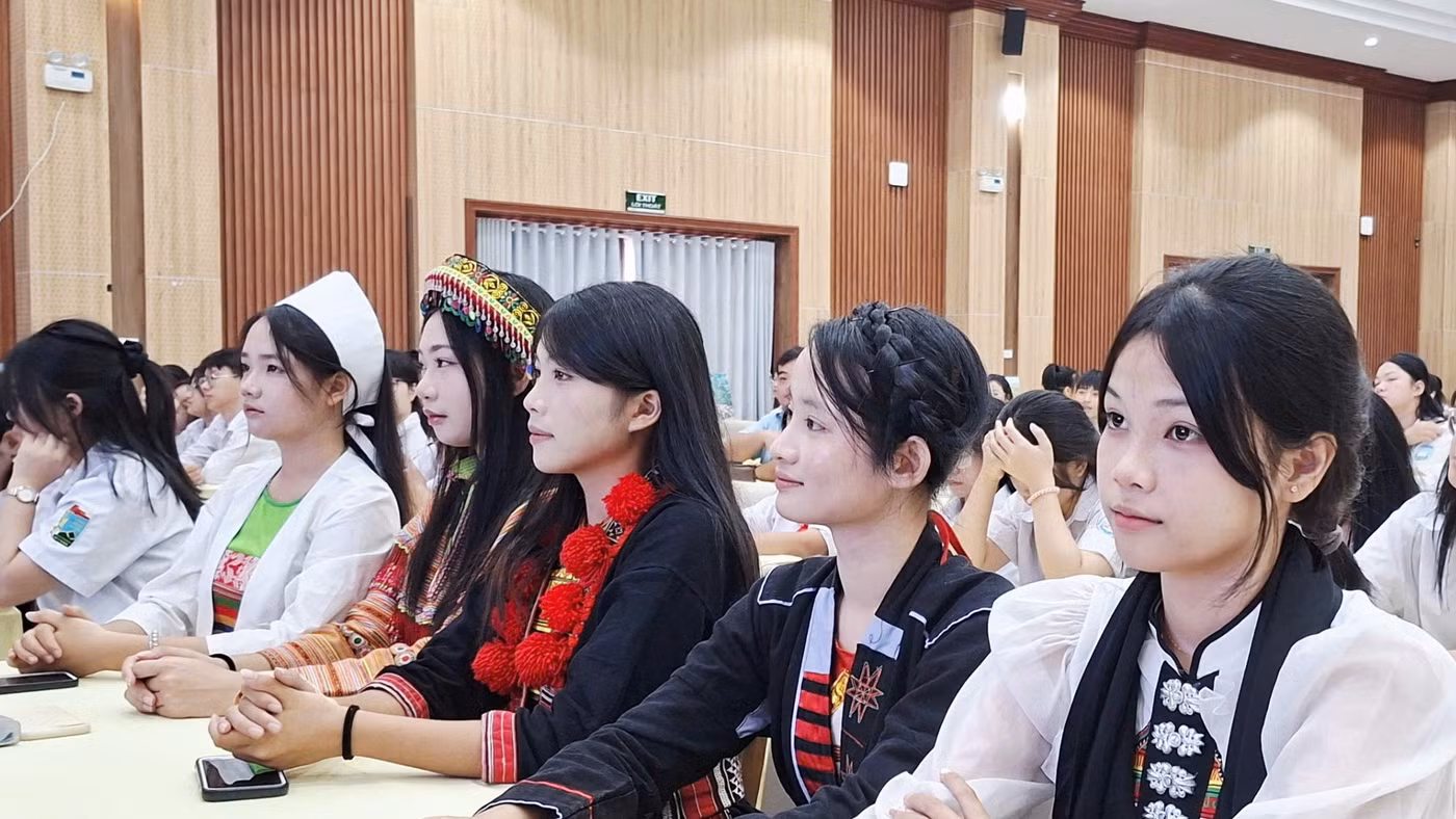 Học sinh tham gia thảo luận các nội dung về xây dựng lối sống xanh tại Hội thảo.