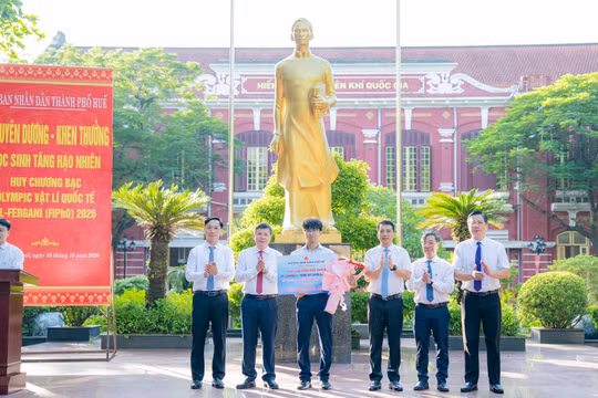 Lãnh đạo TP Huế và Sở GD&ĐT tặng hoa, trao thưởng em Tăng Hạo Nhiên - học sinh đạt Huy chương Bạc tại Olympic Vật lí quốc tế 2026.