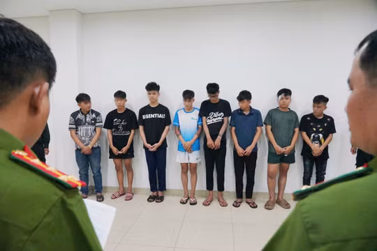 Nhóm thanh thiếu niên náo loạn đường phố Huế tại trụ sở công an.
